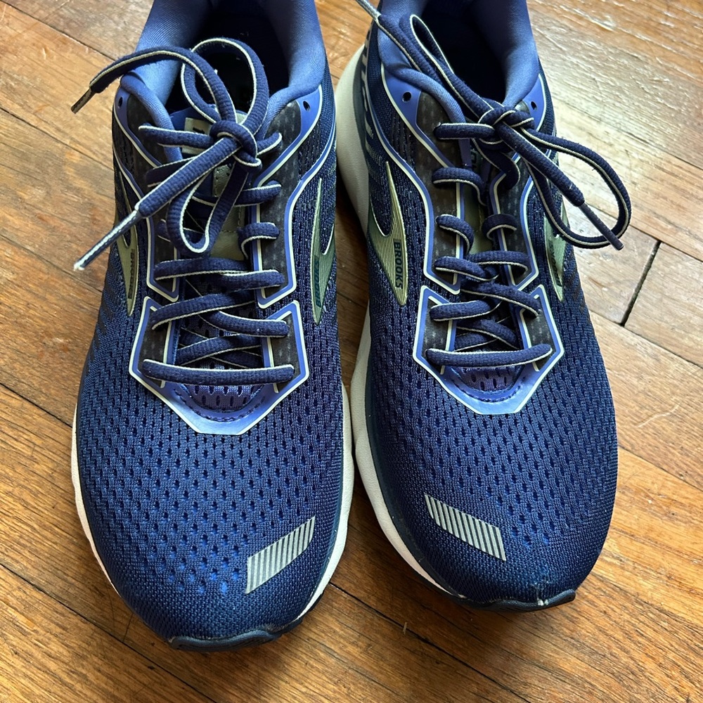 Brooks Navy Athletic Sneakers Women’s size 10 Ghost 12 Little Wear - Picture 2 of 12